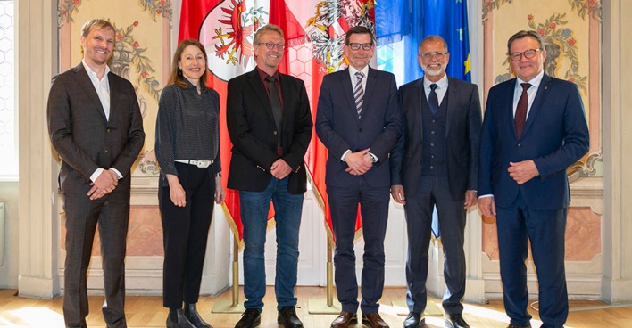 Daniel von Langen, LRin Annette Leja, Klaus Kapelari, Stefan Kastner, Momen Radi und LH Günther Platter | Credit: Land Tirol/Die Fotografen