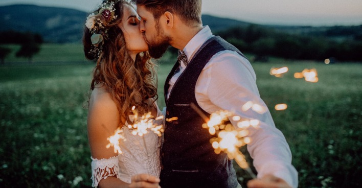 junges Paar küsst sich bei der Hochzeit