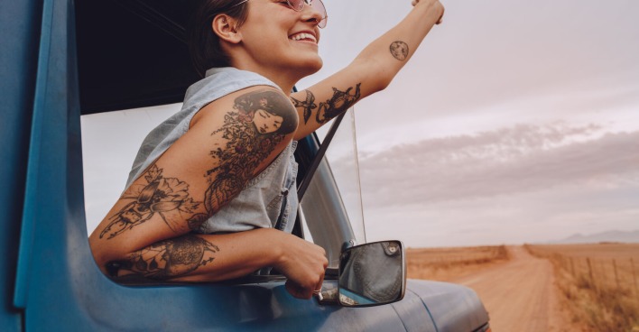 Frau mit Tattoos