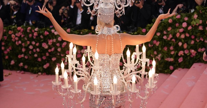 Katy Perry im Kronleuchterkleid