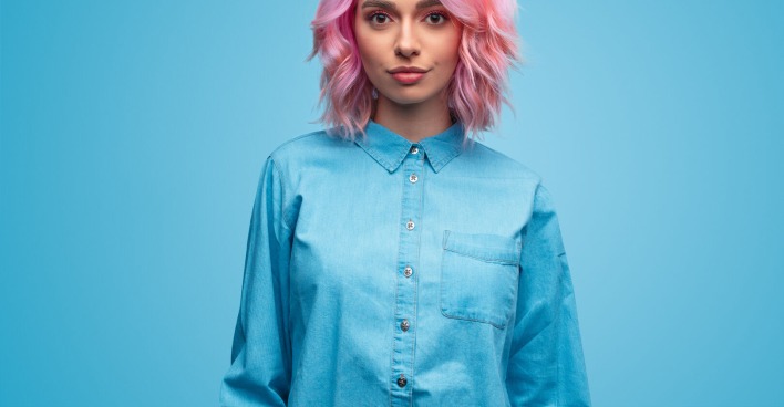 Frau mit pinken Haaren
