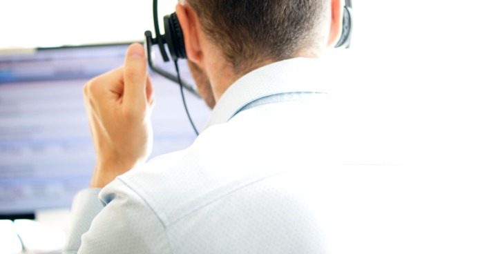 Mann arbeitet bei einer Hotline