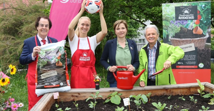 Von links: Saubermachgründer Hans Roth, Profi-Fußballerin Sarah Puntigam, Grazer Vizebürgermeisterin Judith Schwentner und Prof. Dr. Johannes Gepp vom Naturschutzbund Steiermark 