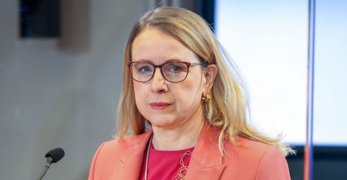 Porträt im orangen Blazer