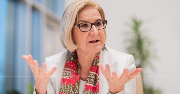 Landeshauptfrau Mikl-Leitner im Porträt. Sie spricht und gestikuliert.