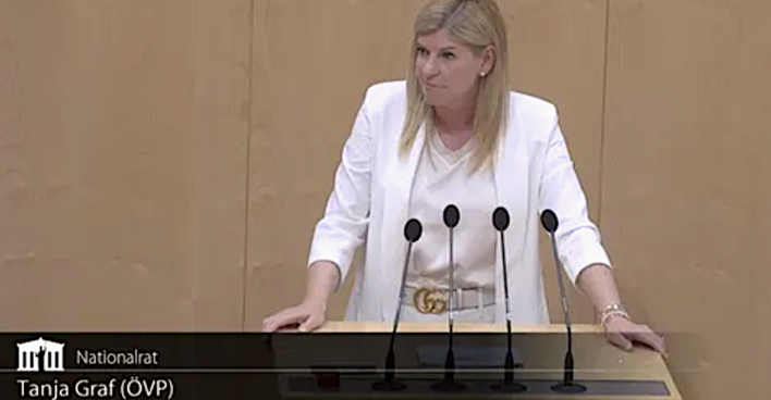Porträt am Rednerpult