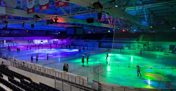 Salzburger Eisfläche mit bunten Lichtern