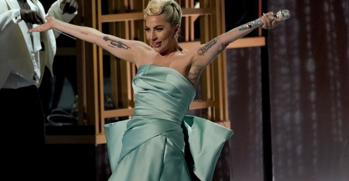 Lady Gaga in einer türkisen Robe auf der Bühne