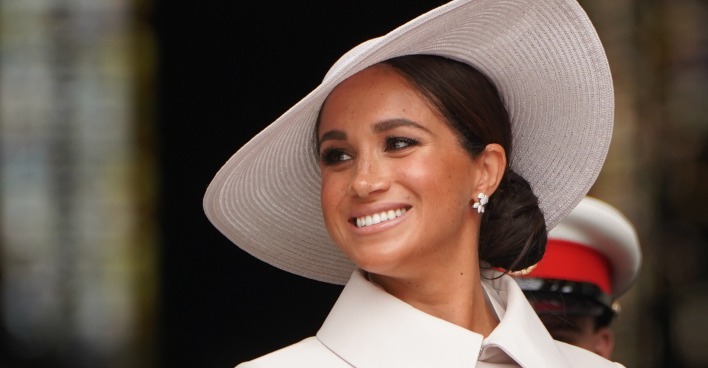 Herzogin Meghan mit einem weißen Hut