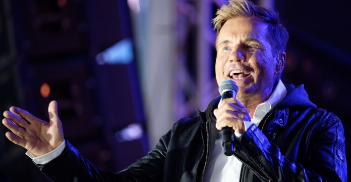 Dieter Bohlen singt in ein Mikrofon