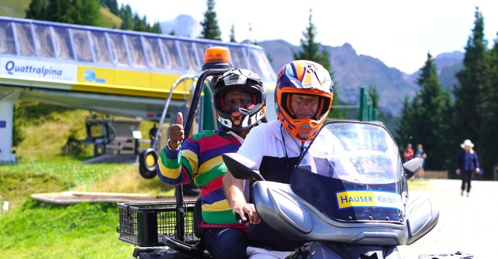 Roberto Blanco mit dem Seilbahnchef auf einem Quad