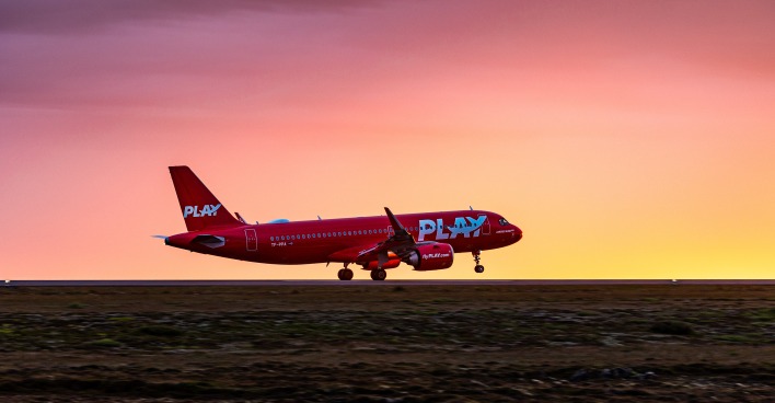 Flugzeug bei Abendrot in Island. | Credit: Play