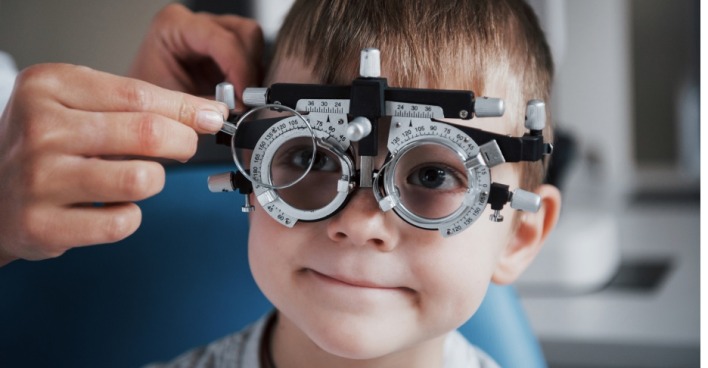 Bei einem Buben wird ein Sehtest durchgeführt. | Credit: iStock.com/standret