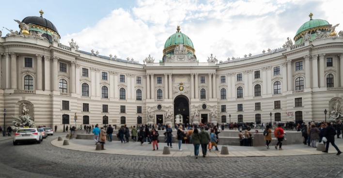 Hofburg in Wien | iStock.com/LevTsimbler