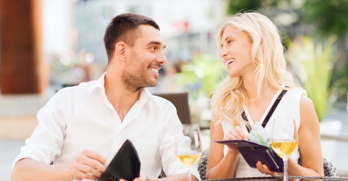Paar beim Date will zahlen