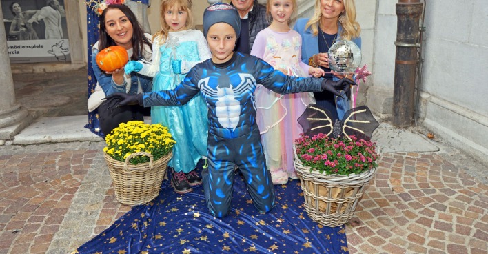 Kinder und Vertreter der Stadt Spittal