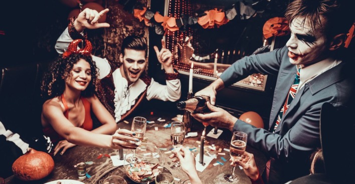 Jugendliche feiern maskiert Halloween. | Credit: iStock.com/vadimguzhva