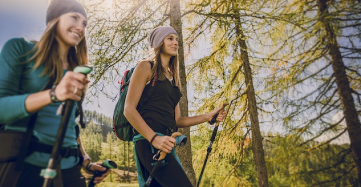 Zwei Frauen beim Wandern