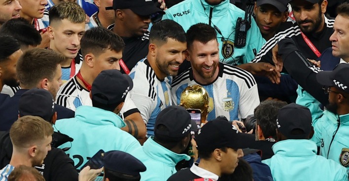 Messi und Agüero halten dem Pokal zusammen inmitten einer Menschenmenge