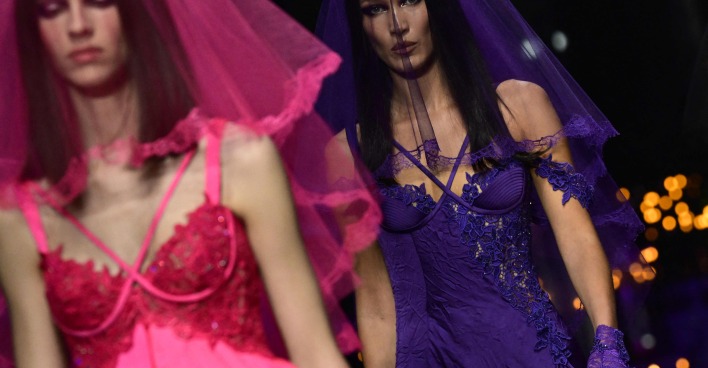 Models auf dem Laufsteg der Versace-Show