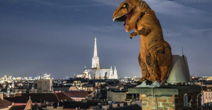 Brauner Dinosaurier schaut auf den Stephansdom | Credit: www.instagram.com/fabolus_vienna/Fab | Vienna