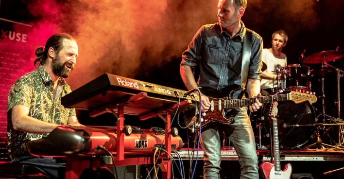 Mitglieder der Band machen Musik auf der Bühne