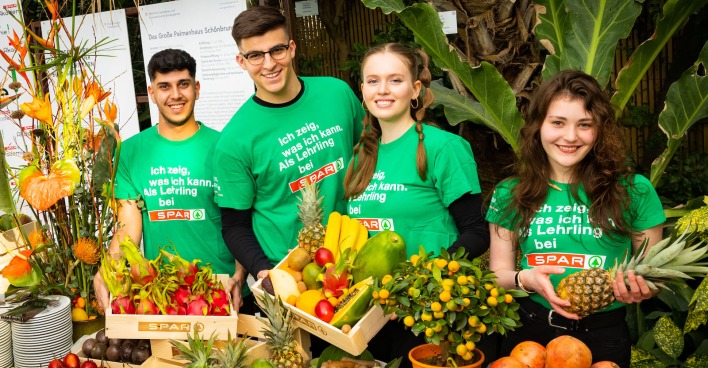 Gruppenbild mit Obst und Gemüsekisten