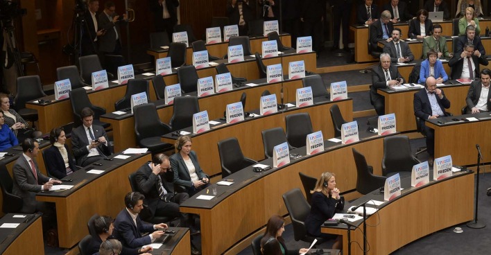 Die FPÖ-Abgeordneten verlassen während der Rede des ukrainischen Präsidenten den Plenarsaal