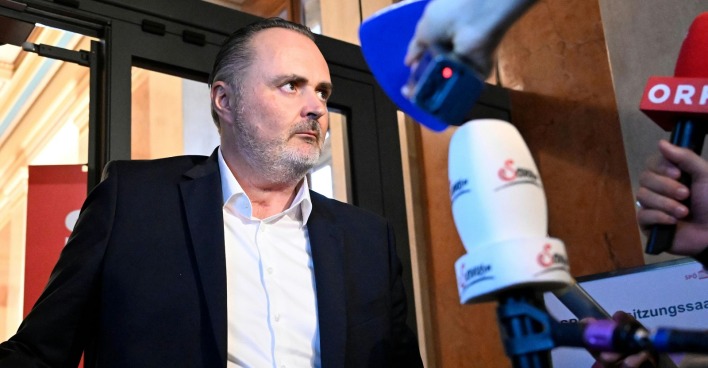 Hans Peter Doskozil wird nach der Sitzung vor der Parteizentrale mit Mikrofonen der Journalisten abgefangen