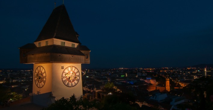 Grazer Uhrturm bei Nacht