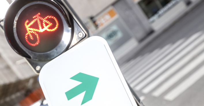 Rote Fahrradampel mit einem grünen Rechtsabbiegepfeil | Credit: PID/Christian Fürthner