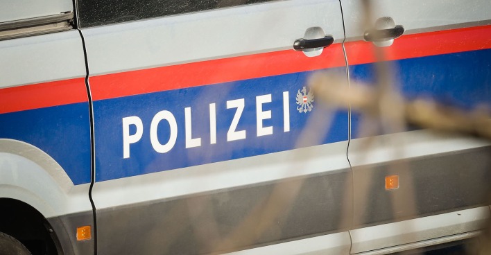 Schriftzug auf einem Polizeiauto