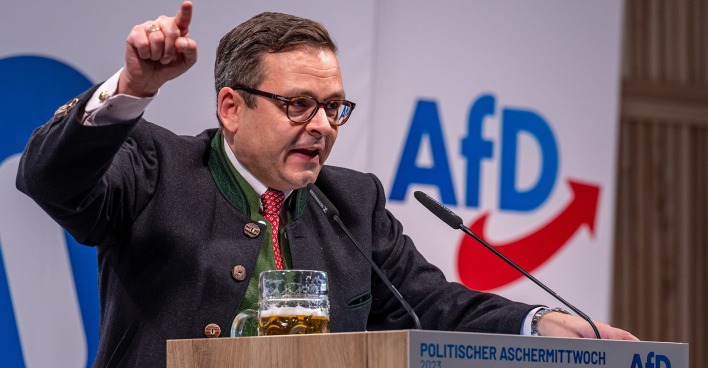 Gerald Grosz bei seiner Aschermittwochs-Rede im deutschen Deggendorf