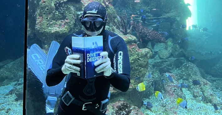 Christian Redl liest in seinem neuen Buch im Taucheranzug | Credit: novum Verlag