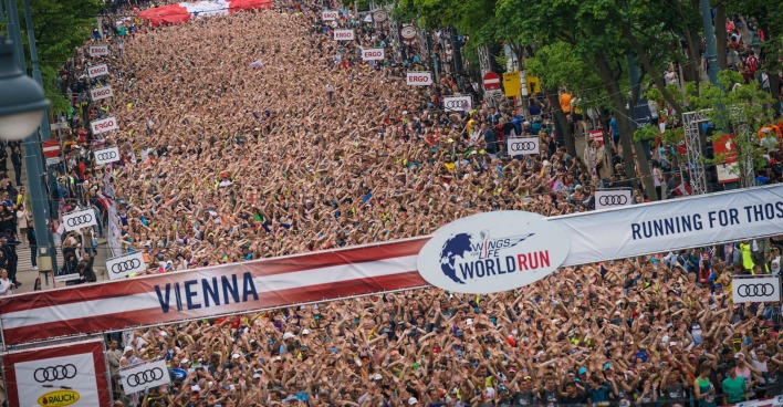 Tausende Läufer am Start, von oben fotografiert