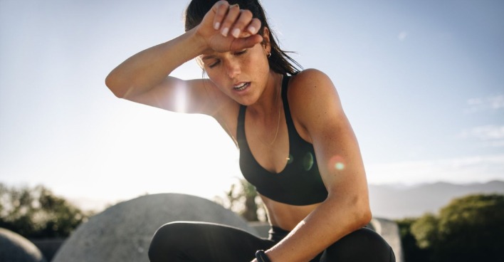 Frau ist fertig vom Training und schwitrzt |Credit: iStock.com/jacoblund
