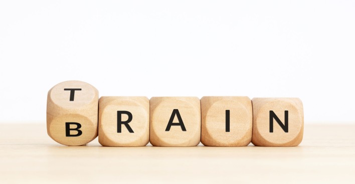 Würfel mit der Aufschrift Train Brain