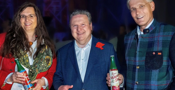 Wiens Bürgmeister und Vertreter der Brau Union halten Bierflaschen | Credit: VOGUS