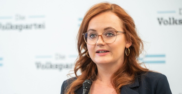 Laura Sachslehner vor der Pressewand der ÖVP