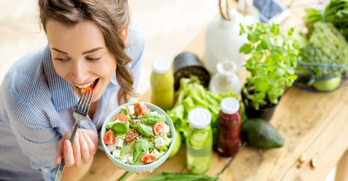 Frau isst einen Salat | Credit: iStock.com/RossHelen