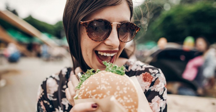 Frau freut sich über Burger am Street Food Festival