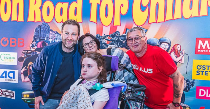 Sänger Josh und Spendenkind Tabea mit Familie