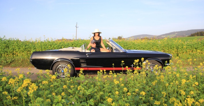 Helmut und Renate Dikany im Ford Mustang