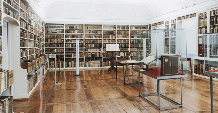 Die Barockbibliothek bildet den passenden Rahmen für die Schau „Der Himmel auf Erden.“