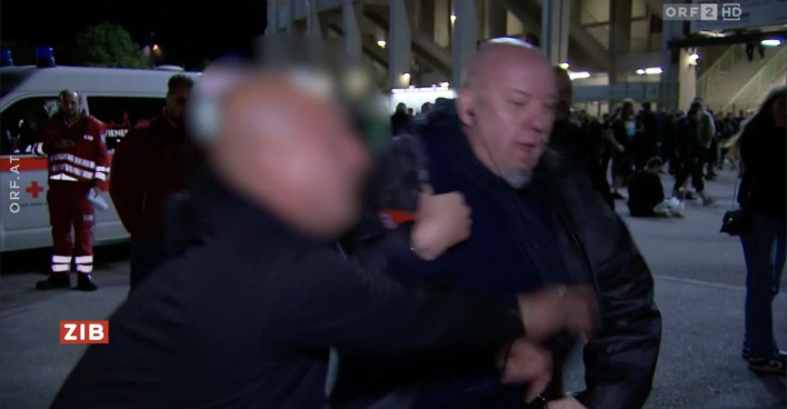 ORF-Reporter Didi Petschl wird von einem Rammstein-Fan attackiert.