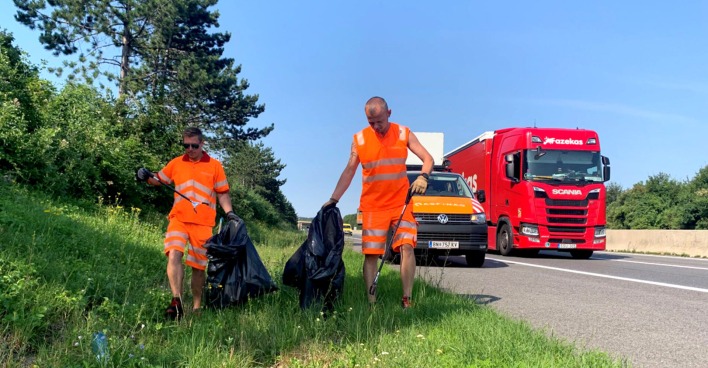 Die illegale Entsorgung von Abfall bedeutet mühsame Arbeit für die Mitarbeitenden der ASFINAG.