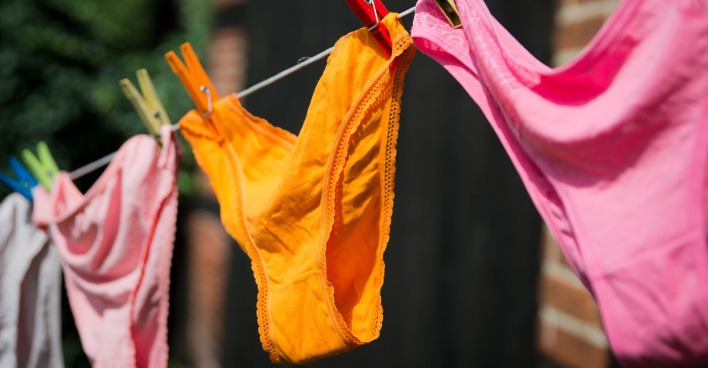 Bunte Frauenunterwäsche trocknet auf einer Wäscheleine