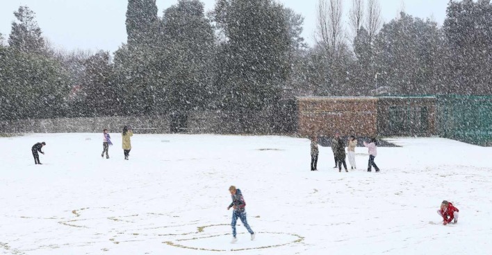 Menschen in Johannesburg spielen in Schnee.
