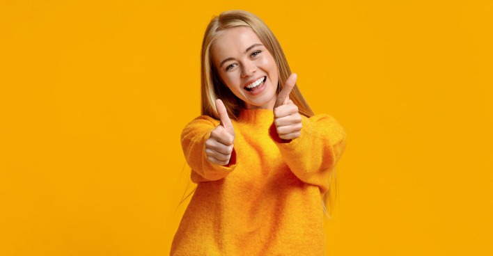 Junge Frau mit Daumen hoch | Credit: iStock.com/Prostock-Studio