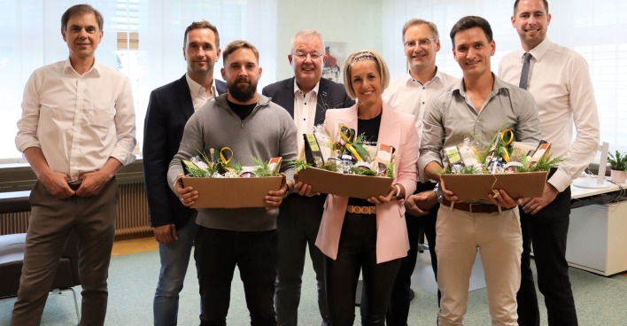 Gewinner Pop-up-Store-Wettbewerb mit Vertreter von Stadt und Sparkasse